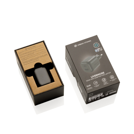 Présentation de l'emballage noir du chargeur, avec une boîte ouverte contenant le produit maintenu dans un calage en carton brun