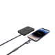 Câble de recharge gris foncé branché à un smartphone, avec ses connecteurs USB-C et Lightning reliés par un petit élément souple Câble de recharge gris foncé branché à un smartphone, avec ses connecteurs USB-C et Lightning reliés par un petit élément souple