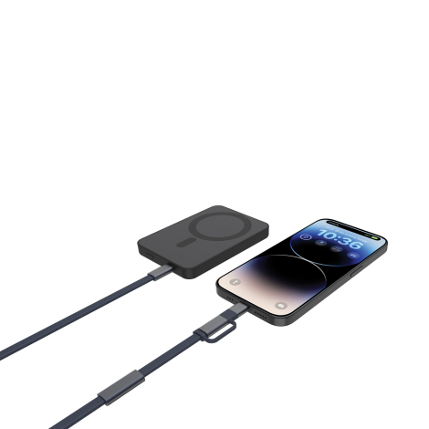 Câble de recharge gris foncé branché à un smartphone, avec ses connecteurs USB-C et Lightning reliés par un petit élément souple