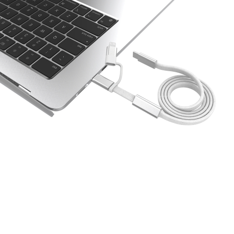 Câble de recharge blanc à gaine tressée enroulée, présenté à côté d'un ordinateur portable argenté, avec ses connecteurs USB-C e