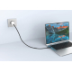 Mise en situation d'un câble de recharge noir reliant un ordinateur portable à un chargeur secteur blanc branché sur une prise m Mise en situation d'un câble de recharge noir reliant un ordinateur portable à un chargeur secteur blanc branché sur une prise m