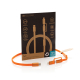 Câble de recharge orange à gaine tressée présenté devant son emballage noir et kraft, avec ses connecteurs USB-C et Lightning et Câble de recharge orange à gaine tressée présenté devant son emballage noir et kraft, avec ses connecteurs USB-C et Lightning et