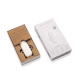 Câble de recharge blanc présenté dans son coffret ouvert avec calage en carton brun, à côté de son emballage fermé illustré du p Câble de recharge blanc présenté dans son coffret ouvert avec calage en carton brun, à côté de son emballage fermé illustré du p