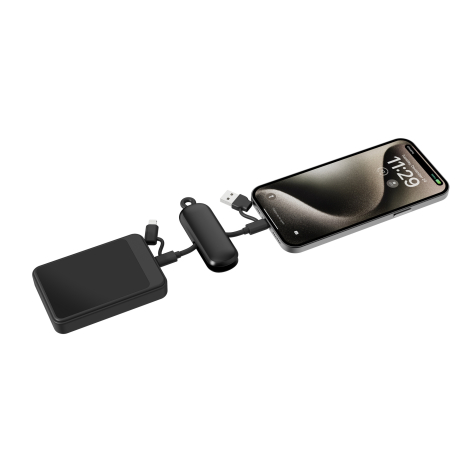 Câble de recharge 4-en-1 noir reliant une batterie externe à un smartphone, avec boîtier central et connecteurs USB-C, USB-A et 