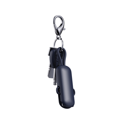Câble de recharge bleu marine suspendu à un porte-clés par sa boucle supérieure, avec plusieurs clés métalliques et un mousqueto
