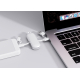 Câble de recharge 4-en-1 blanc reliant une batterie externe à un ordinateur portable, avec boîtier central posé entre les deux a Câble de recharge 4-en-1 blanc reliant une batterie externe à un ordinateur portable, avec boîtier central posé entre les deux a