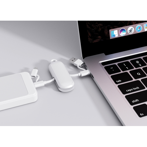 Câble de recharge 4-en-1 blanc reliant une batterie externe à un ordinateur portable, avec boîtier central posé entre les deux a