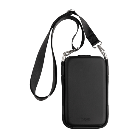 Étui rigide noir fermé avec bandoulière réglable et amovible, équipée de mousquetons métalliques pour faciliter le transport.