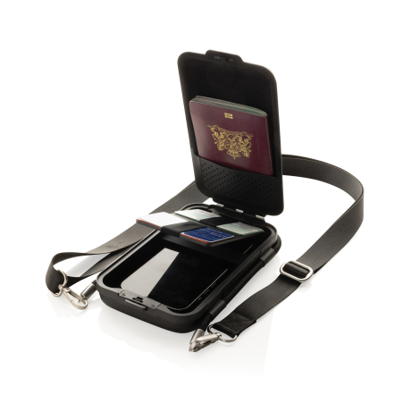 Vue intérieure de l'étui de voyage ouvert, avec un panneau porte-cartes relevé donnant accès au compartiment de rangement inféri
