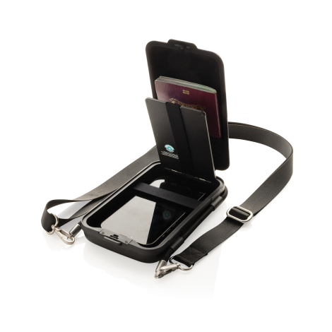 Étui de voyage ouvert montrant un smartphone rangé sous le panneau porte-cartes relevé, avec un passeport maintenu dans le rabat