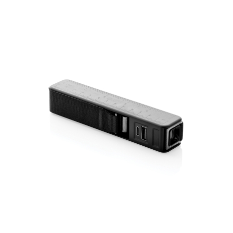 Vue de trois quarts de la balance multifonction noire montrant sa règle graduée sur le dessus, ses ports USB-A et USB-C sur le c