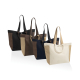 Présentation des quatre coloris du sac shopping en toile recyclée : noir et marron, marron et beige, bleu marine et marron, écru Présentation des quatre coloris du sac shopping en toile recyclée : noir et marron, marron et beige, bleu marine et marron, écru