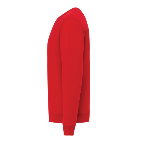 Vue de profil d'un sweat rouge vif à col rond, montrant la coupe droite, la couture d'épaule, la manche longue et les finitions 