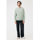 Un homme debout face à l'objectif porte un sweat uni vert sauge à col rond et manches longues, associé à un pantalon noir ample Un homme debout face à l'objectif porte un sweat uni vert sauge à col rond et manches longues, associé à un pantalon noir ample
