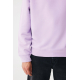 Gros plan sur le bas d'un sweat lilas porté avec un pantalon noir, montrant la texture lisse du tissu, la bande en bord-côte à l Gros plan sur le bas d'un sweat lilas porté avec un pantalon noir, montrant la texture lisse du tissu, la bande en bord-côte à l