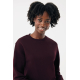 Portrait d'une femme souriante aux cheveux crépus, vêtue d'un sweat bordeaux uni à col rond et manches longues, photographiée de Portrait d'une femme souriante aux cheveux crépus, vêtue d'un sweat bordeaux uni à col rond et manches longues, photographiée de