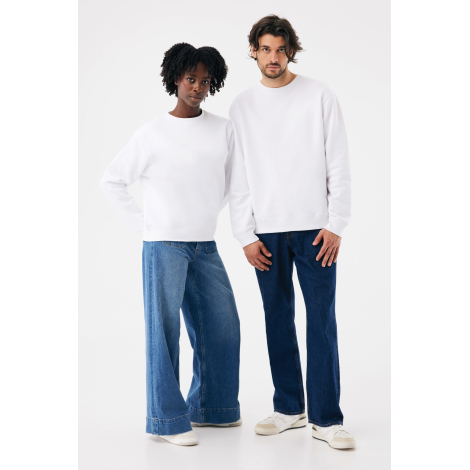 Une femme et un homme posent côte à côte, vêtus de sweats blancs unis à col rond et manches longues, associés à des jeans bleus 