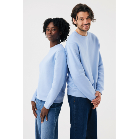 Une femme et un homme posent dos à dos, légèrement de profil, vêtus de sweats bleu ciel à col rond et manches longues, associés 