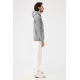 Un homme photographié de profil porte un sweat à capuche gris chiné, avec poche kangourou, manches longues et finitions en bord- Un homme photographié de profil porte un sweat à capuche gris chiné, avec poche kangourou, manches longues et finitions en bord-