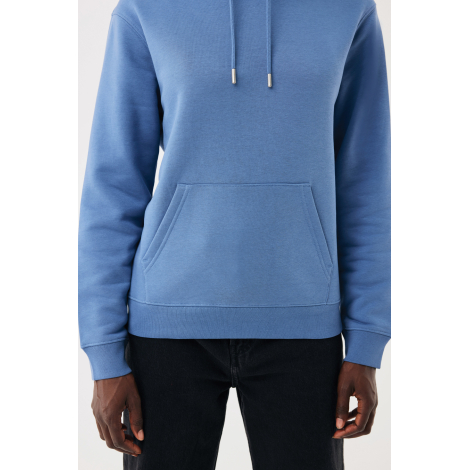 Gros plan sur l'avant d'un sweat à capuche bleu clair, montrant les cordons de serrage à embouts métalliques, la poche kangourou
