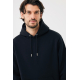 Portrait d'un homme aux cheveux bruns portant un sweat à capuche bleu marine, avec cordons de serrage assortis, œillets métalliq Portrait d'un homme aux cheveux bruns portant un sweat à capuche bleu marine, avec cordons de serrage assortis, œillets métalliq
