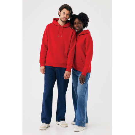 Un homme et une femme posent côte à côte, vêtus de sweats à capuche rouge vif avec cordons de serrage et poches kangourou, assoc