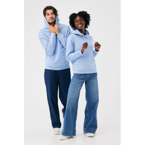 Un homme et une femme portent des sweats à capuche bleu ciel avec poches kangourou. L'homme relève sa capuche tandis que la femm
