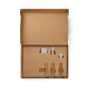 Coffret en carton kraft ouvert, présentant trois couteaux à fromage maintenus dans un insert découpé, avec leurs lames en acier Coffret en carton kraft ouvert, présentant trois couteaux à fromage maintenus dans un insert découpé, avec leurs lames en acier