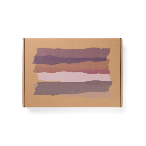 Boîte rectangulaire en carton kraft fermée, vue de dessus, avec une grande illustration imprimée composée de bandes horizontales