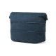 Trousse de toilette bleu marine vue de trois quarts, en position déployée, avec deux fermetures zippées horizontales, une base é