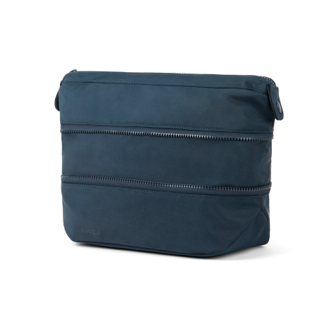 Trousse de toilette bleu marine vue de trois quarts, en position déployée, avec deux fermetures zippées horizontales, une base é