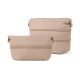 Deux vues d'une trousse de toilette beige illustrant son format compact à l'avant et sa version déployée plus haute à l'arrière,