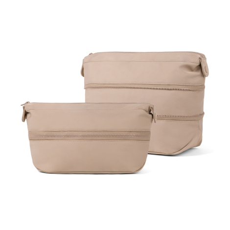 Deux vues d'une trousse de toilette beige illustrant son format compact à l'avant et sa version déployée plus haute à l'arrière,