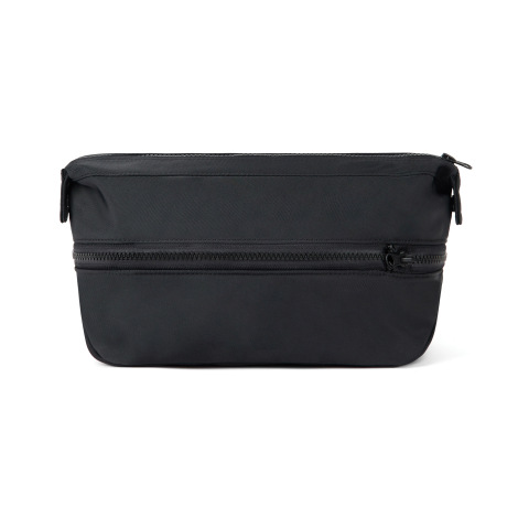 Vue de face d'une trousse de toilette noire en position compacte, avec fermeture zippée supérieure, fermeture d'extension horizo