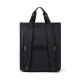 Vue arrière d'un sac à dos noir avec deux bretelles rembourrées et réglables, une poche zippée verticale sur le côté gauche, une