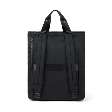 Vue arrière d'un sac à dos noir avec deux bretelles rembourrées et réglables, une poche zippée verticale sur le côté gauche, une