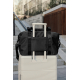 Vue arrière d'un sac de week-end noir fixé sur la poignée télescopique d'une valise rigide blanche, avec une poche zippée horizo