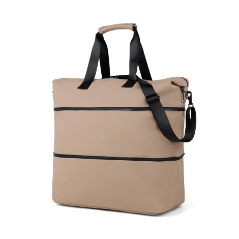 Sac de week-end extensible beige vu de trois quarts, avec deux poignées noires, une bandoulière réglable et deux fermetures zipp