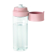Gourde filtrante transparente partiellement remplie d'eau, avec bouchon rose pastel ouvert sur le côté, laissant apparaître un e Gourde filtrante transparente partiellement remplie d'eau, avec bouchon rose pastel ouvert sur le côté, laissant apparaître un e