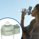 Visuel composite montrant une femme buvant dans une gourde transparente à bouchon bleu gris, accompagnée d'un gros plan sur le s Visuel composite montrant une femme buvant dans une gourde transparente à bouchon bleu gris, accompagnée d'un gros plan sur le s