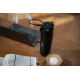 Gourde filtrante noire posée sur une table en bois à côté d'un ordinateur portable, d'un carnet ouvert et d'une tasse de café. U Gourde filtrante noire posée sur une table en bois à côté d'un ordinateur portable, d'un carnet ouvert et d'une tasse de café. U