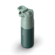 Gourde isotherme bicolore vert foncé et vert sauge, vue de trois quarts en hauteur. Le capuchon relevé laisse apparaître l'embou Gourde isotherme bicolore vert foncé et vert sauge, vue de trois quarts en hauteur. Le capuchon relevé laisse apparaître l'embou