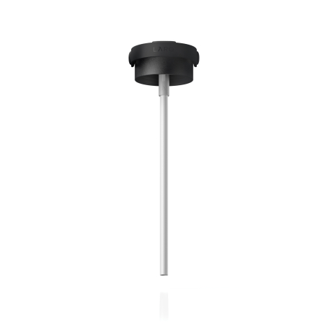 Bouchon noir de gourde présenté séparément, avec une longue paille grise fixée sous sa base. Une poignée de transport rabattue e