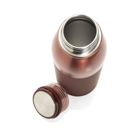 Vue plongeante sur une gourde bicolore cuivrée et brun rouge, ouverte pour montrer son large goulot métallique fileté et son int