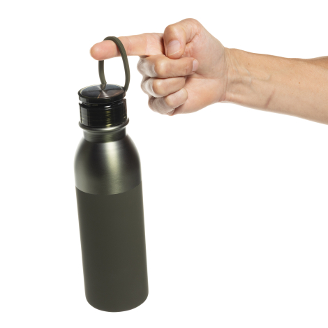 Une main tient une gourde vert foncé par la boucle souple fixée à son bouchon. La gourde suspendue présente un corps mat, des ép