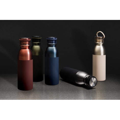 Mise en scène de cinq gourdes sur fond sombre, en coloris brun cuivré, vert foncé, bleu nuit, noir et beige. Quatre sont debout 