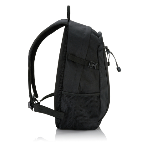 Vue de profil d'un sac à dos de randonnée noir, montrant son épaisseur, une bretelle rembourrée, une sangle latérale réglable à 