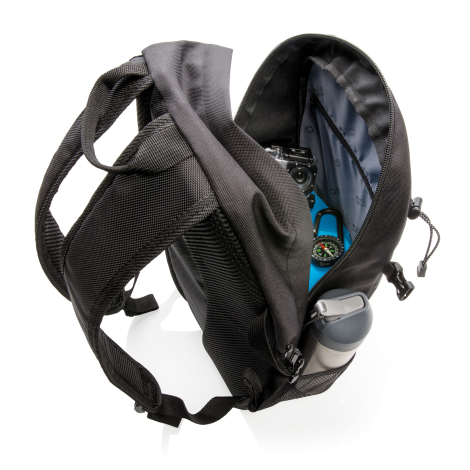 Sac à dos de randonnée noir ouvert, vu de trois quarts arrière, laissant apparaître une doublure grise, une poche intérieure zip