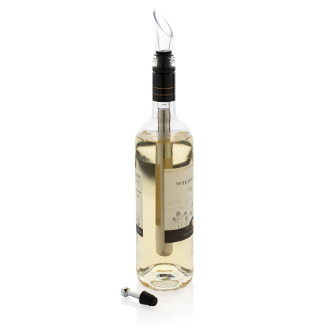 Bouteille de vin blanc équipée d'une tige rafraîchissante métallique plongée dans le liquide, avec un verseur transparent inclin