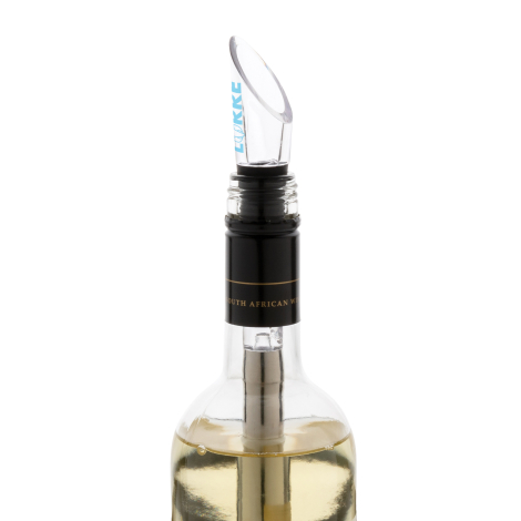 Gros plan sur le goulot d'une bouteille de vin équipée d'un verseur transparent à ouverture inclinée, portant une inscription bl